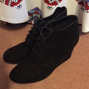 Black wedges